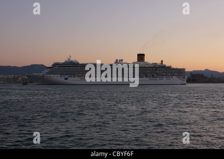 Un paquebot de croisière "Costa Deliziosa" au cours de l'approche de l'aube sur place - à la suite du lancement pilote - port de Palma de Majorque Banque D'Images