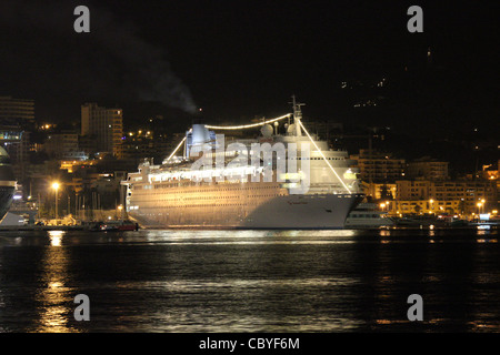 Bateau de croisière 'Thomson Dream' au cours de l'aube l'arrivée sur le quai dans le port de Palma de Majorque, Îles Baléares, Espagne Banque D'Images