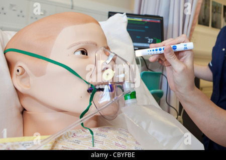 L'enseignement dans un hôpital du NHS à l'aide d'un simulateur de patient humain Banque D'Images