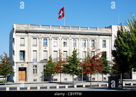 Ambassade de Suisse à Berlin avec le drapeau national suisse. Banque D'Images