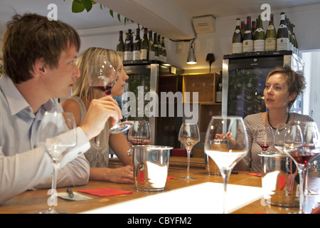 Le tourisme du vin, vin, SENSATION D'UN ESPACE CONSACRÉ AUX VINS, LA GRANDE ROUTE DES VINS DE BOURGOGNE, BEAUNE, CÔTE D'OR (21), FRANCE Banque D'Images