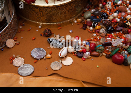 L'Inde, le Bihar, le Temple de la Mahabodhi Bodhgaya, perles, pierres, coquillages, du grain et des pièces utilisées par les pèlerins dans la méditation bouddhiste Banque D'Images