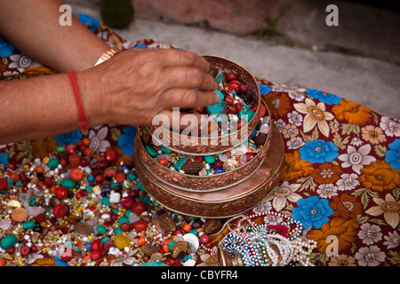 L'Inde, le Bihar, le Temple de la Mahabodhi Bodhgaya, perles, pierres, de grains et de cartouches utilisées par les pèlerins dans la méditation bouddhiste Banque D'Images