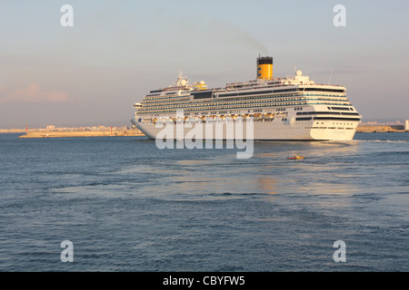 Costa croisière Bateau de croisière "Costa Serena" partant à début de soirée depuis le port de Palma de Mallorca Banque D'Images