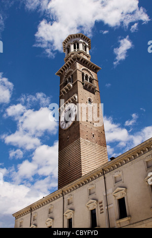 Vérone - Italie, Torre dei Lamberti, au milieu de la Piazza delle Erbe, cloches de la tour grand réveil blanc. Banque D'Images