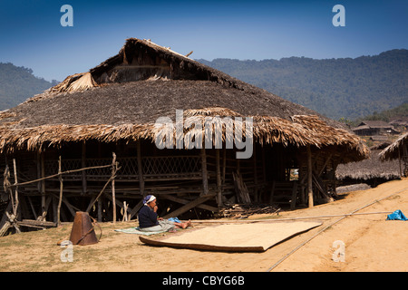 L'Inde, de l'Arunachal Pradesh, le long, Jining village, maisons faites de matériaux naturels locaux Banque D'Images