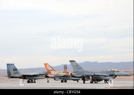 Un aigle F-15C, un F-16CG israélien et un faucon F-16 de combat attendent à la fin de la piste de la base aérienne de Nellis, au Nevada, avant de partir pour une mission d'entraînement pendant le drapeau rouge 09-4. Le F-15 provient de Mountain Home AFB, Idaho ; l'avion israélien provient de la base aérienne de Ramon et le F-16 est avec la garde nationale aérienne de l'Ohio. Banque D'Images