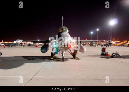 Technologie Sgt. Ken Caldwell se prépare à lancer un faucon de combat F-16 à partir de la base aérienne de Nellis, au Nevada, le 12 juillet, au cours d'un exercice du drapeau rouge. Les exercices du drapeau rouge sont conçus pour fournir les environnements d'entraînement les plus réalistes pour les États-Unis et les forces aériennes alliées. Le Sergent Caldwell est mécanicien d'aéronefs affecté à la 180e Escadre de chasseurs de la Garde nationale de l'Ohio Air. Banque D'Images