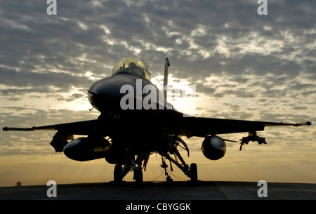 En début de matinée du 31 décembre, un faucon F-16 se trouve sur le plateau de chargement chaud de la base commune de Balad, en Irak. L'appareil est attaché pour le fixer en place avant le démarrage complet du moteur du postcombustion. Banque D'Images