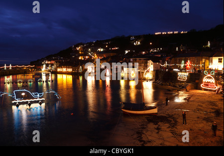 [Mousehole harbor lights], Noël illuminations light up Cornish 'village' pêche de nuit, Cornwall, England, UK Banque D'Images