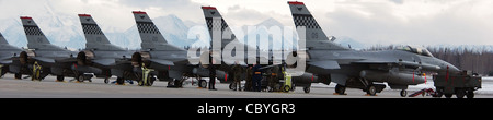 F-16 Faucon Fighting s'assoient sur le tarmac tard dans la soirée le 1er avril à la base aérienne d'Eielson, en Alaska. L'avion s'est rassemblé pour le drapeau rouge-Alaska 08-2. Ces aéronefs sont affectés au 36e Escadron de chasseurs, à la base aérienne d'Osan, en Corée. Banque D'Images