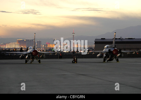 Deux F-16 de la force aérienne de la République de Singapour s'asseoir sur la piste avant une mission le 23 janvier à Nellis Air Force Base, Nevada la force aérienne de la République de Singapour est en ce moment à Nellis AFB participant à Red Flag 08-2.1. Banque D'Images