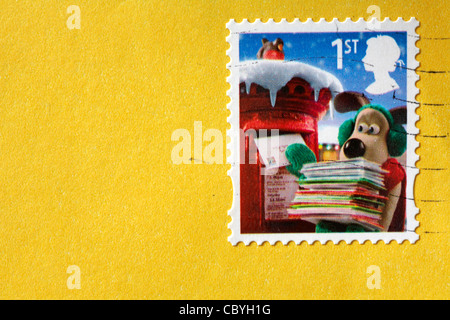 Timbre de Noël Wallace & Gromit de 1ère classe collé sur enveloppe jaune - timbre-poste de première classe Banque D'Images