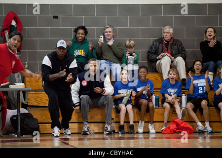 Le président Barack Obama et son assistant personnel, Reggie Love substituer comme entraîneurs pour l'équipe de basket-ball de Sasha Obama le 5 février 2011 à Washington, DC. Banque D'Images