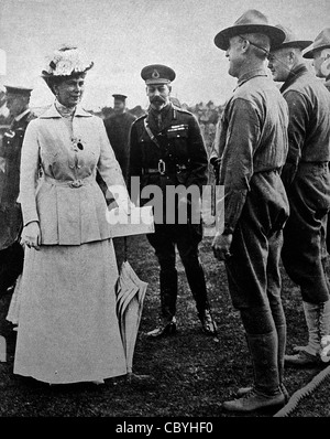 La Reine Mary chat avec des soldats américains à Aldershot pendant la Première Guerre mondiale, 1917 Banque D'Images