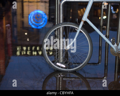 Roue de vélo Réflexion, Glasgow Banque D'Images