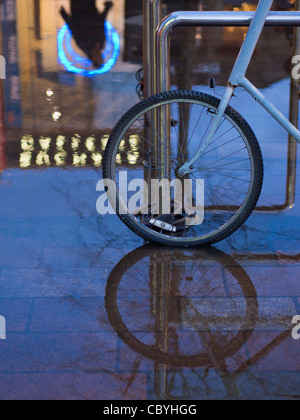 Roue de vélo Réflexion, Glasgow Banque D'Images