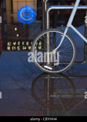 Roue de vélo Réflexion, Glasgow Banque D'Images