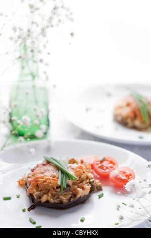 Champignons farcis avec du riz sur une plaque Banque D'Images