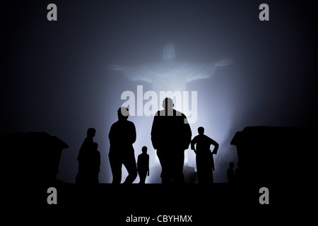 Le président Barack Obama et de la famille par le brouillard se profilent au cours d'une soirée, visite à la statue du Christ Rédempteur, 20 mars 2011 à Rio de Janeiro, Brésil. Banque D'Images