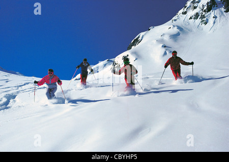 Groupe de quatre skieurs en poudre blanche neige. Banque D'Images