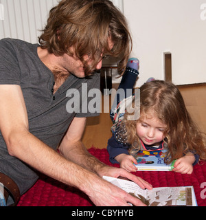 Le parent et l'enfant lire ensemble Banque D'Images