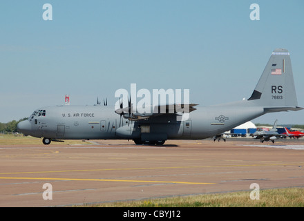 Un Lockheed Martin C-130J-30 Hercules taxis pour la piste à l'Air Tattoo de Fairford, 2010 Banque D'Images