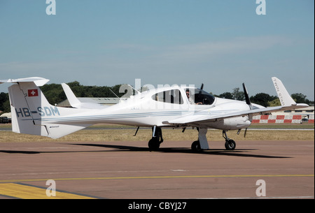 Diamond DA42 Twin Star (HB-SDM) roulement au décollage à l'Royal International Air Tattoo 2010 Banque D'Images