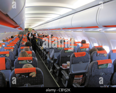 La cabine d'un Easyjet Airbus A319-100 G-EZAV) en vol de l'aéroport de Palma, Majorque, Espagne à l'aéroport de Bristol, Angleterre. Banque D'Images