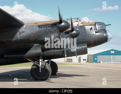 Battle of Britain Memorial Flight Lancaster B1 bomber (PA474). L'aéronef est en attente d'affichage à Kemble Banque D'Images