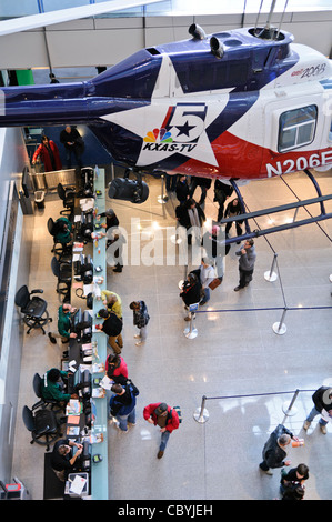 Newseum News Helicopter Exhibition Washington DC // WASHINGTON DC — Un hélicoptère de presse est suspendu au-dessus du hall d'entrée du Newseum. L'avion, positionné au-dessus du guichet, représente l'évolution de la couverture aérienne des nouvelles. L'hélicoptère montre comment les journalistes recueillent des nouvelles au-dessus des zones urbaines. Le Newseum a fermé en 2019. Banque D'Images