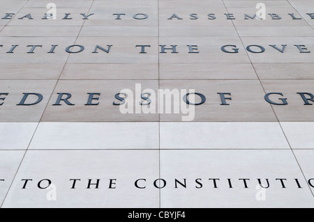 L'extérieur de l'Newseum à Washington DC dispose d'un grand extrait sculpté dans la pierre du premier amendement à la Constitution qui prévoit la liberté de la presse. Le Newseum est un 7 étages financé par le secteur privé, musée consacré au journalisme et nouvelles. Elle est ouverte à son emplacement actuel sur Pennsylvania Avenue en avril 2008. Banque D'Images