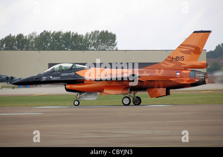 Royal Netherlands Air Force F-16 Fighting Falcon (queue code J-015) commence sa course au décollage au 2009 Royal International Air Ta Banque D'Images