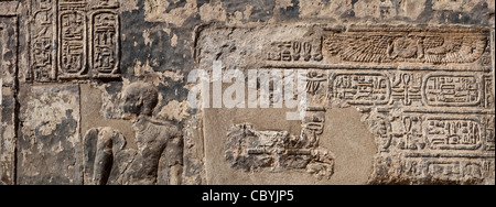 Vue panoramique tourné de décoration murale dans le Temple ptolémaïque dans Wanina Akhmim, dans le gouvernorat de Sohag, Moyenne Égypte Banque D'Images