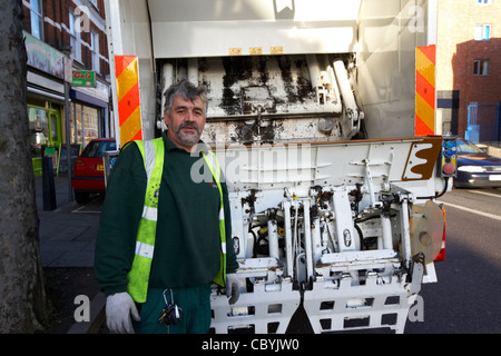 Veolia les travailleurs qui travaillent au nom des administrations locales de collecte des déchets conseil brent refuser dans un camion benne london uk united kingdom Banque D'Images