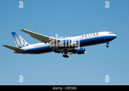 United Airlines Boeing 767-300 (N644UA) les terres à l'aéroport Heathrow de Londres, Angleterre. Banque D'Images