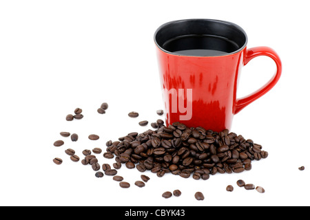 La place faite à la main en céramique rouge mug rempli de café noir avec haricots verts sur fond blanc Banque D'Images