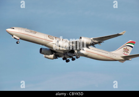 Etihad Airways Airbus A340-500 (A6-EHB) décolle de l'aéroport Heathrow de Londres, Angleterre. Banque D'Images