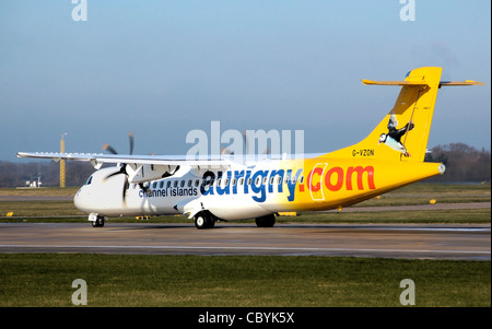 Aurigny Air Services ATR 72-212A (G-VZON) commence la course au décollage à l'aéroport de Manchester, Angleterre. Banque D'Images