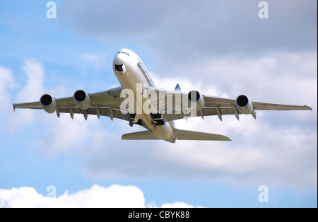 Singapore Airlines Airbus A380 (9V-SKA) décolle de l'aéroport Heathrow de Londres, Angleterre. Banque D'Images