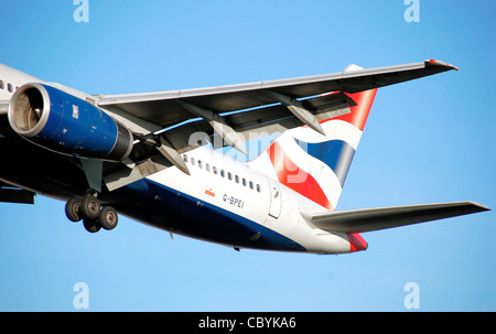 British Airways Boeing 757-200 (G-BPEI) Terres à l'aéroport Heathrow de Londres, Angleterre. Banque D'Images