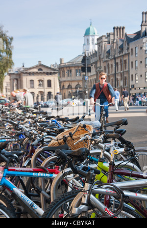 Vélos garés plus cyclist sur Broad Street à Oxford, UK Banque D'Images