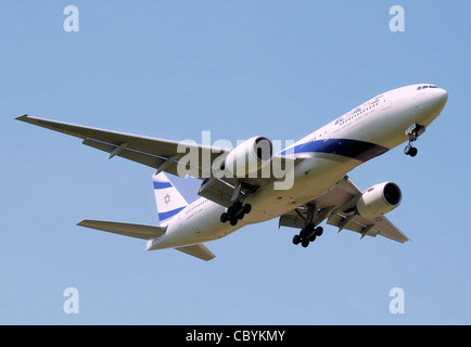 El Al 777-200ER (4X-ECE) Terres à l'aéroport Heathrow de Londres. Banque D'Images