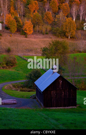 Grange à Sleepy Hollow Farm (Ferme gris) sur le chemin Ridge dans le Vermont. Banque D'Images
