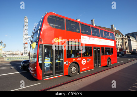 London bus à impériale rouge transports traversant le pont de Westminster angleterre Royaume-Uni uk Banque D'Images