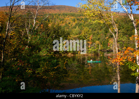 Canoe au Emerald Lake State Park, Vermont. Banque D'Images