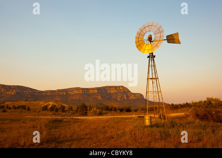 Coucher du soleil sur un moulin à vent au Rawnsley Park dans la chaîne de Flinders en Australie du Sud, Australie outback Banque D'Images