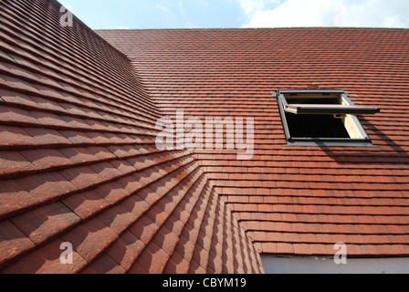 Nouvelle toiture carrelage sur une rénovation maison individuelle, y compris la fenêtre du type Velux Essex England UK Banque D'Images
