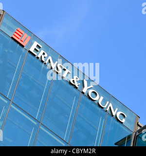 Bureaux d'affaires du cabinet comptable Ernst & Young, siège social Logo et panneau au-dessus du bureau dans le siège de la société Southwark Londres Angleterre royaume-uni Banque D'Images