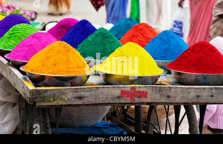 Les Indiens de couleur en poudre dans des bols de métal utilisé pour faire des dessins à des festivals rangoli Banque D'Images